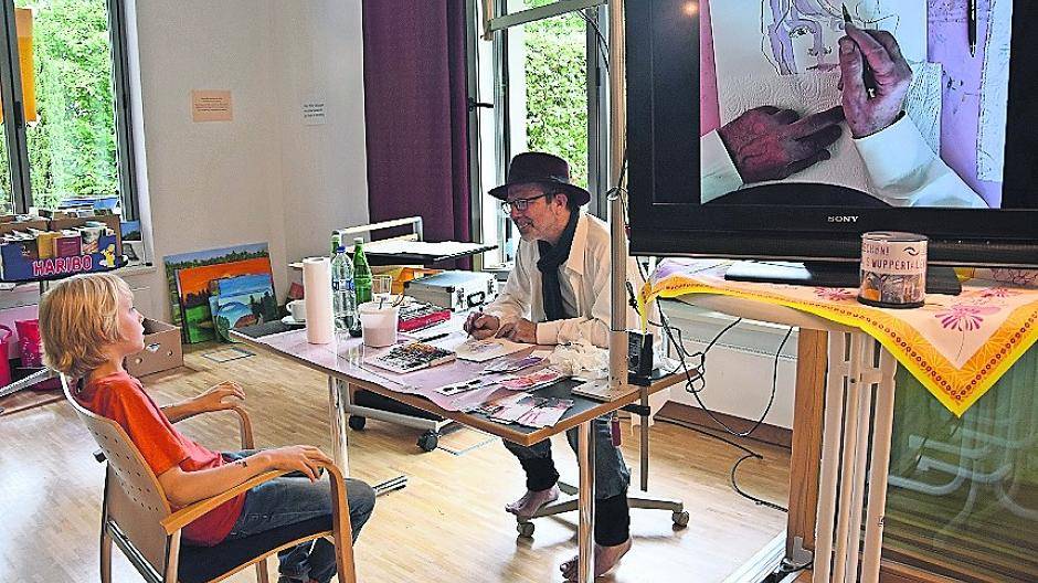  Ein Porträt fast so schnell wie ein Foto: Sich von Schnellzeichner Regis Noel „verewigen“ zu lassen, gehörte zu den unterhaltsamen Angeboten des Sommerfestes im Hospiz an der Höhenstraße. 