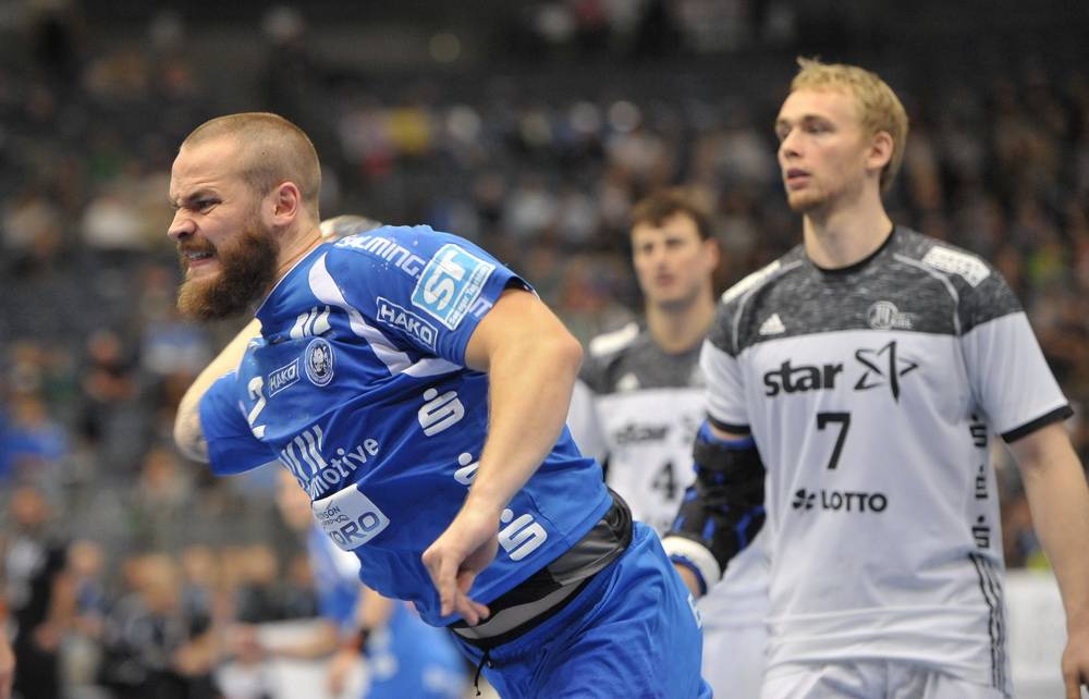  Drei Spiele lang hat sich BHC-Kreisläufer Moritz Preuss (li.) durchgebissen, jetzt setzt ihn seine Fußverletzung gegen den Meister endgültig außer Gefecht. 