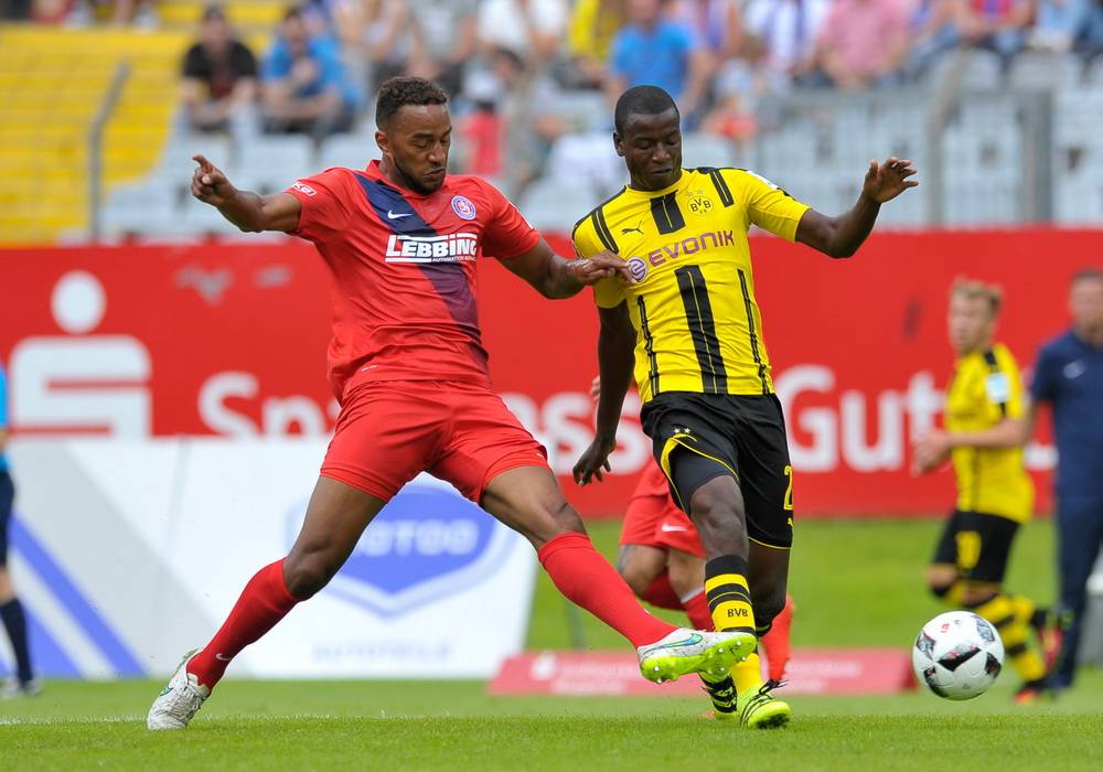  Babacar M’Bengue (li.), hier gegen den BVB, hat gute Chancen auf einen Stammplatz in der Innenverteidigung. 