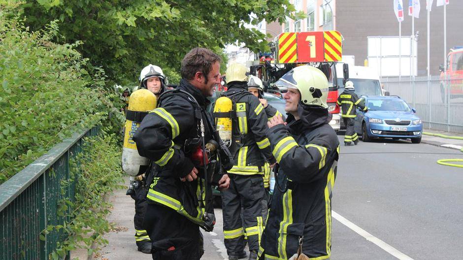 Feuer in Firmenhalle