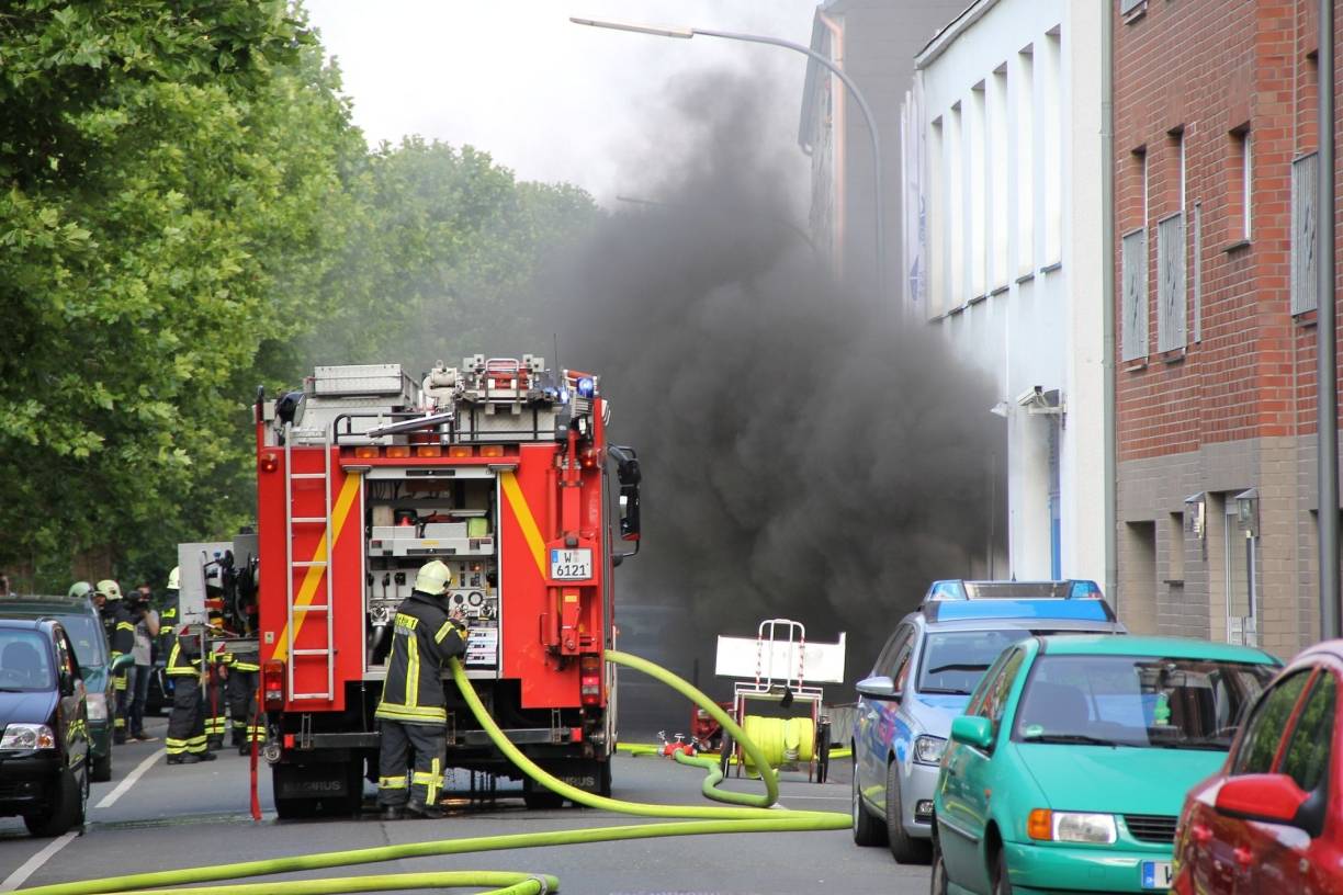 Mit Bildern: Brand in der Siegesstraße