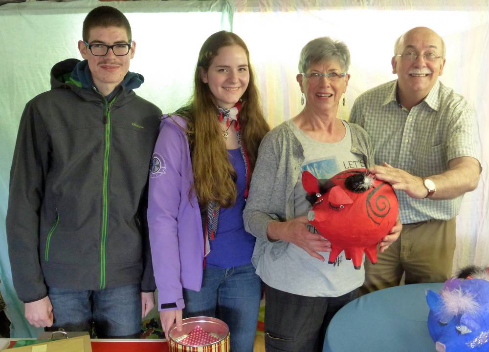  Bärbel Janz und „Auktionator“ Reinhard Clement (r.) sowie die Enkelkinder Philipp (l.) und Jessica (2.v.l.). 