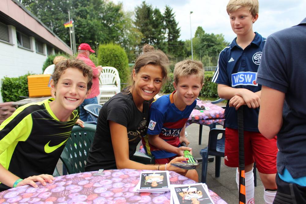  Selin Oruz mit einigen Autogrammjägern. 