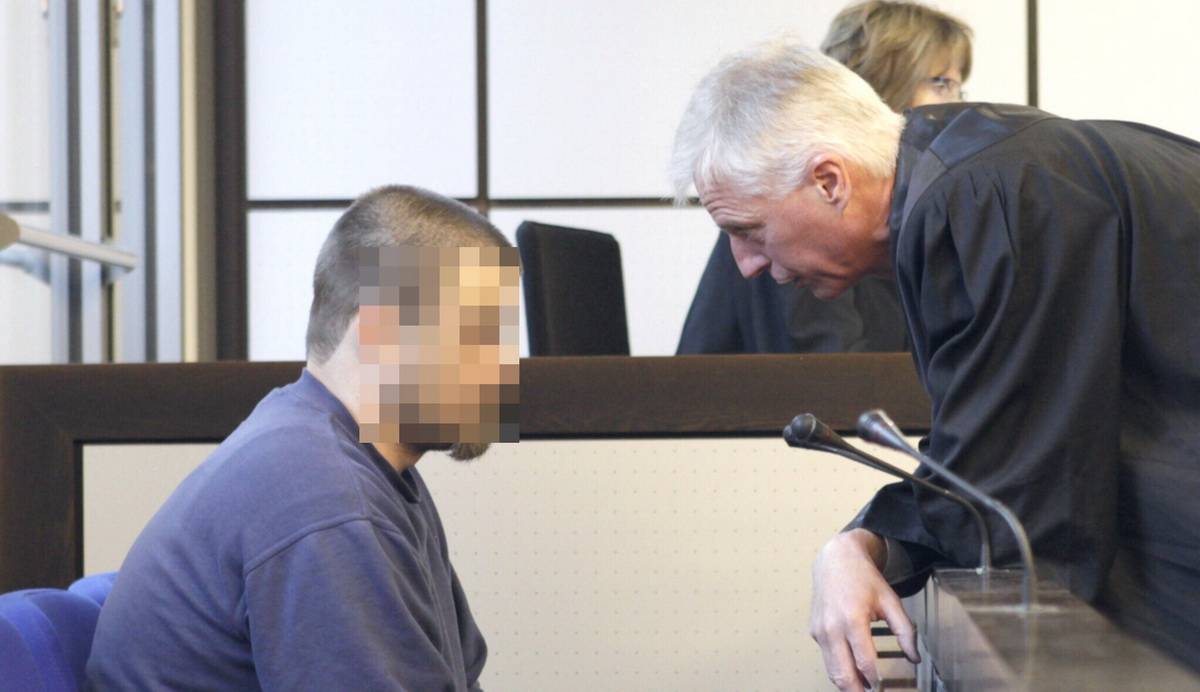  Der Angeklagte (33) mit seinem Anwalt Claus Burghoff im Landgericht Wuppertal. 