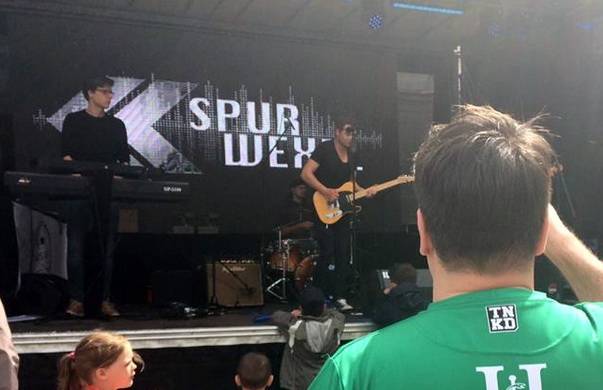  Die Band "Spurwexel" im Rahmenprogramm des Schwebebahn-Laufs. 