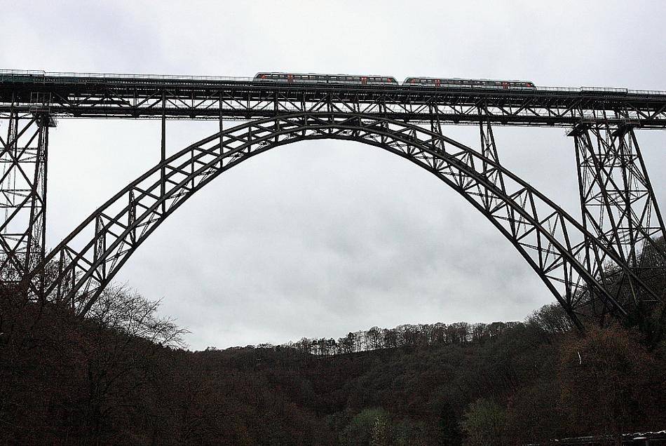  Im Dezember wurde die Müngsteer Brücke nach der Sanierung wieder freigegeben. Jetzt gibt es für die Züge wieder eine (unfreiwillige) Pause. 