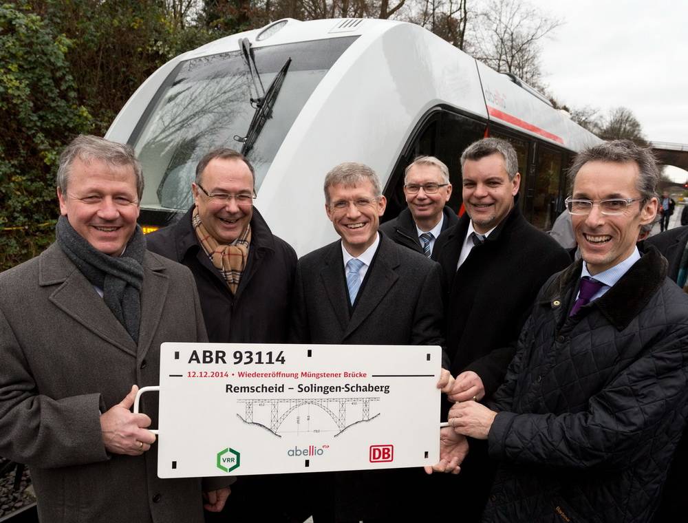  Vertreter der Bahn und des privaten Betreibers "abellio" bei Inbetriebnahme. 