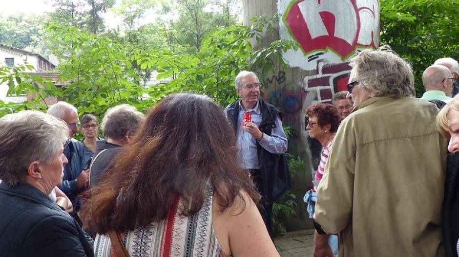 Kundiger Wanderführer: Rundschau-Autor Klaus-Günther Conrads sorgte an den Stopps für...