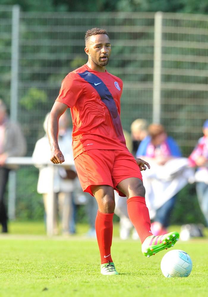 Wieder in Rot und Blau: Babacar M'Bengue.