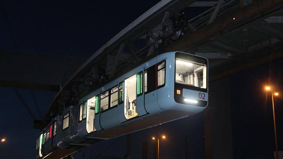 Schwebebahn: Feuerwehr übt die Höhenrettung
