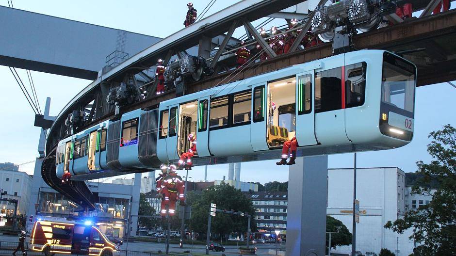 Bilder: Feuerwehr-Aktion an der Schwebebahn
