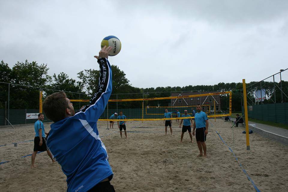  Mit Ball und Sand. 