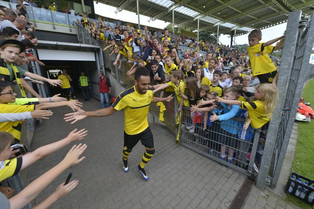  BVB-Star Aubameyang vor dem Testspiel im Juli im Wuppertaler Stadion am Zoo. 