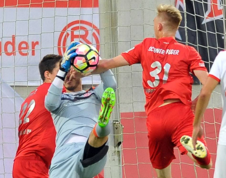 Kai Schwertfeger (Nr. 31) im Duell gegen RWE.