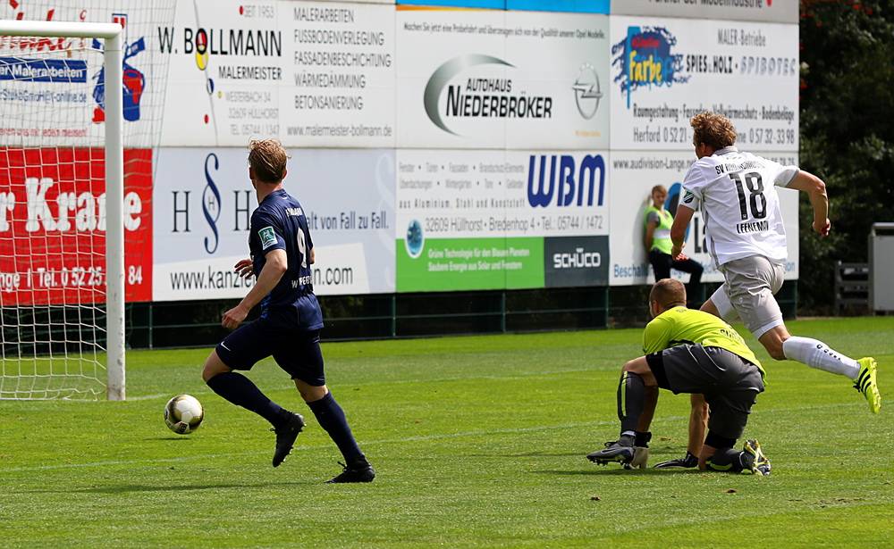 Hagemann lässt sich die Chance nicht entgehen, der Ball trudelt ins Tor.