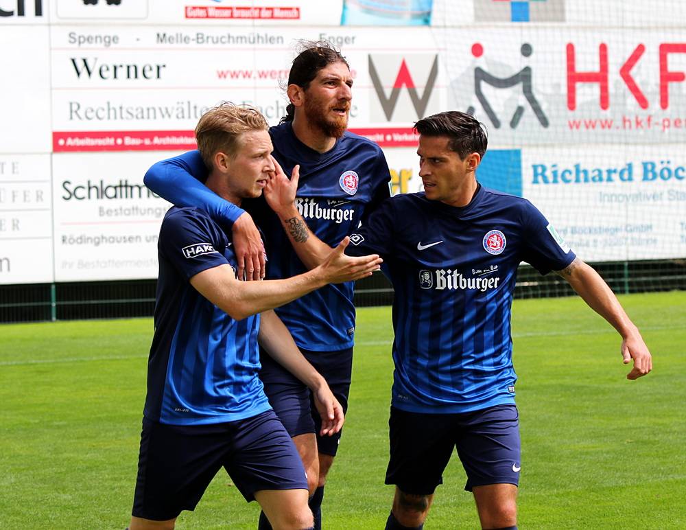 Jubel bei Kevin Hagemann, Ercan Aydogmus und Daniel Grebe (v.li.) nach dem 1:1-Ausgleich.
