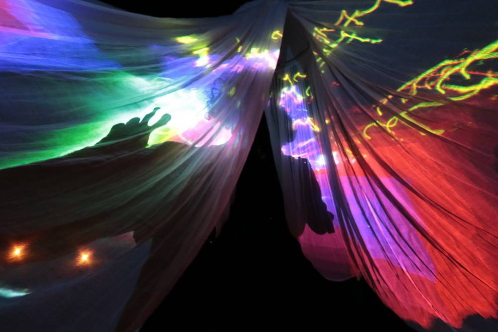  Stoff als künstlerische Projektionsfläche auf dem Platz der Republik. 