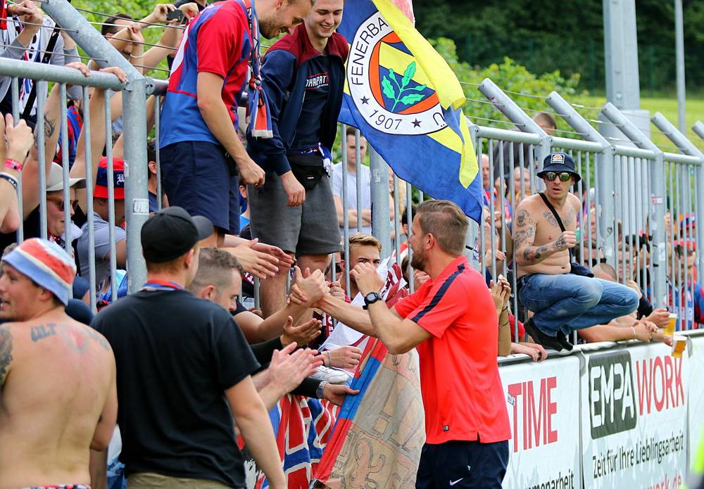  WSV-Trainer Stefan Vollmerhausen bedankte sich nach dem Spiel in Rödinghausen bei den Fans. 