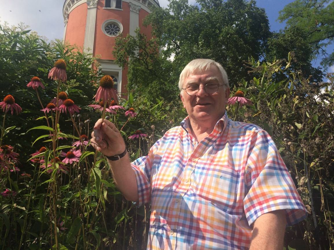  Wolf Stieglitz erklärt seiner Zuhörerschaft den Sonnenhut. Die Pflanze aus der Familie der Korbblütler stärkt unter anderem das Immunsystem.  