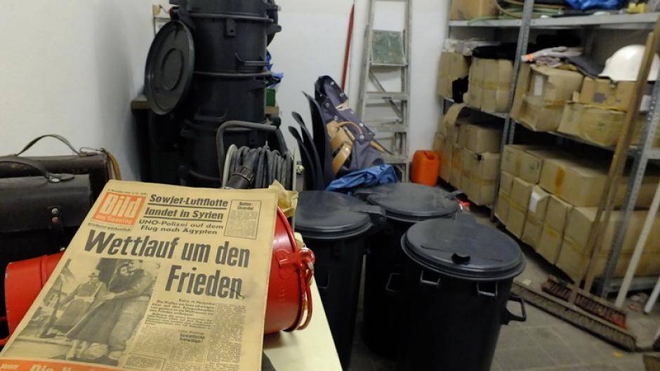 Geschichte live: Im Raum des Bunkerwartes liegt noch eine BILD-Zeitung von 1957 mit...