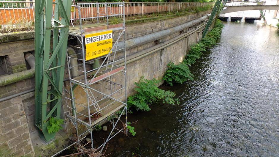 Der Bunker liegt hinter dieser Ufermauer - er hat 1,80 Meter dicke Wände. Der...