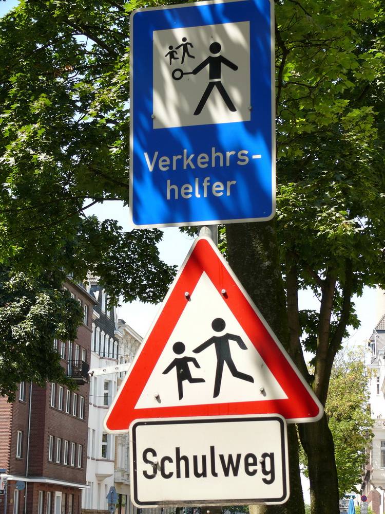  In den Tagen vor der Einschulung sollten die Erziehungsberechtigten mit ihren Kindern den Schulweg üben, rät die Verkehrswacht Wuppertal. 