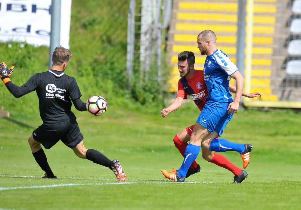  Enes Topal traf gleich doppelt - hier zum 4:0. 