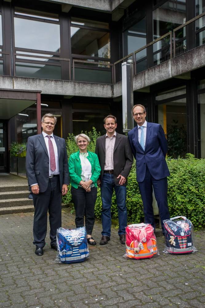  Im Bild die örtlichen Initiatoren Holger Poensgen und Ingeborg Derksen-Schlaaf vom Berufskolleg Kohlstraße sowie Ralf Ehser (re.) und Rüdiger Neumann (li.) von den Lions. 