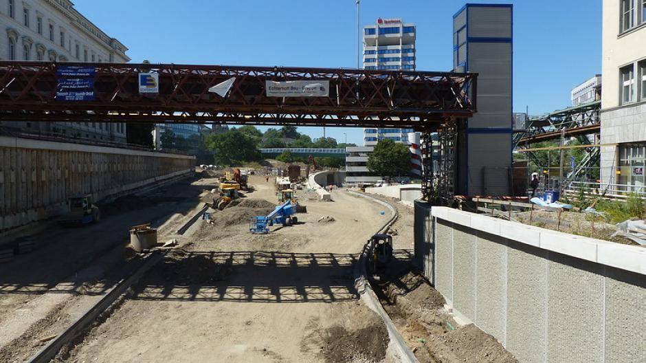 Hinter der Behelfsbrücke ist der Abzweig Richtung Islandufer schon...