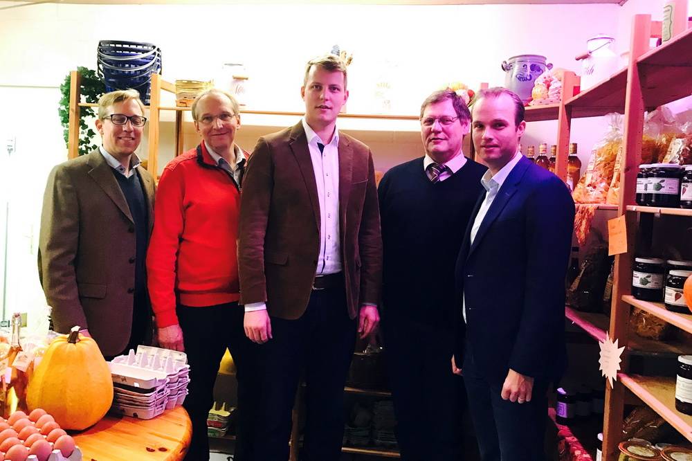  Gruppenbild mit Landwirten, Politikern und regionalen Produkten. 