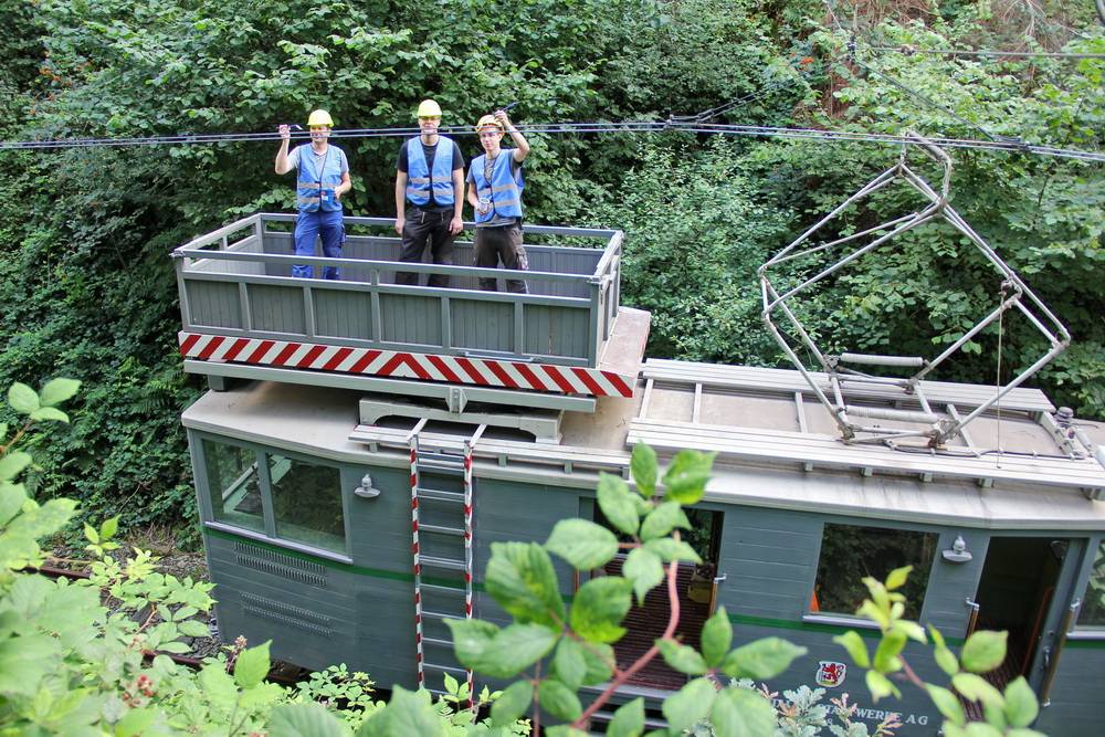  Am vergangenen Wochenende brachten Helfer die spezielle Markierung an den Fahrdraht an. Rund 50.000 kleine Metallplättchen sollen den Draht nun vor Diebstahl schützen. 