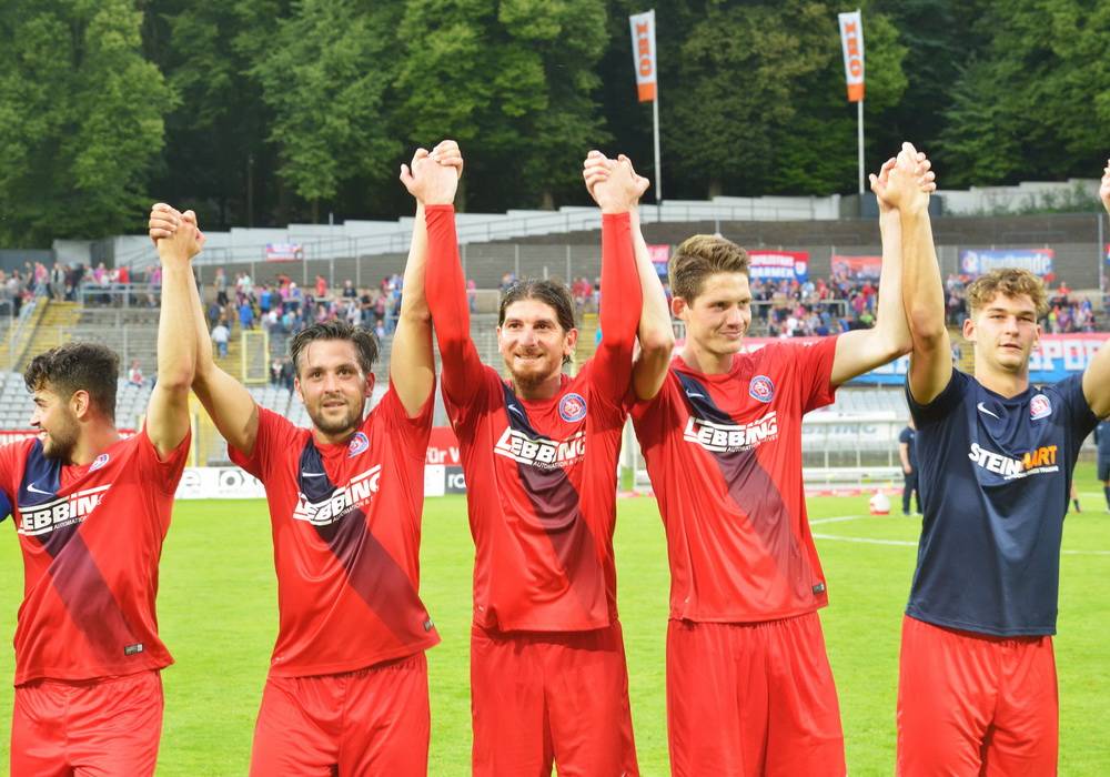  Zusammen mit den Fans feierte das Team des WSV den Punkt gegen Köln. Auch heute in Düsseldorf wollen die Spieler um Gaetano Manno (2.v.li.) und Ercan Aydogmus (Mi.) jubeln. 