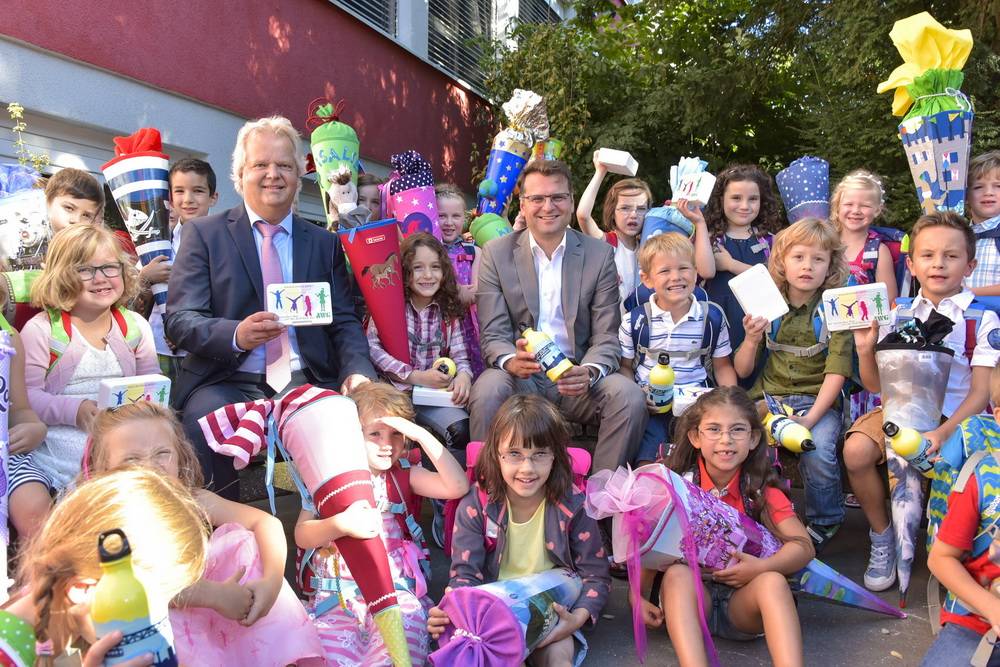  AWG und WSW haben bei der Einschulungsfeier der Gemeinschaftsgrundschule Küllenhahner Straße die Brotdosen und Trinkflaschen persönlich an die Erstklässler verteilt. 