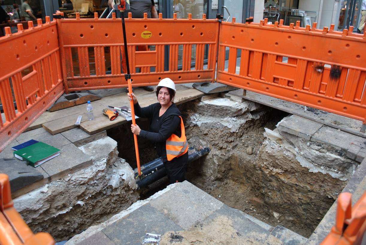  Eine Archäologin bei der Arbeit an der Schwanenstraße. 