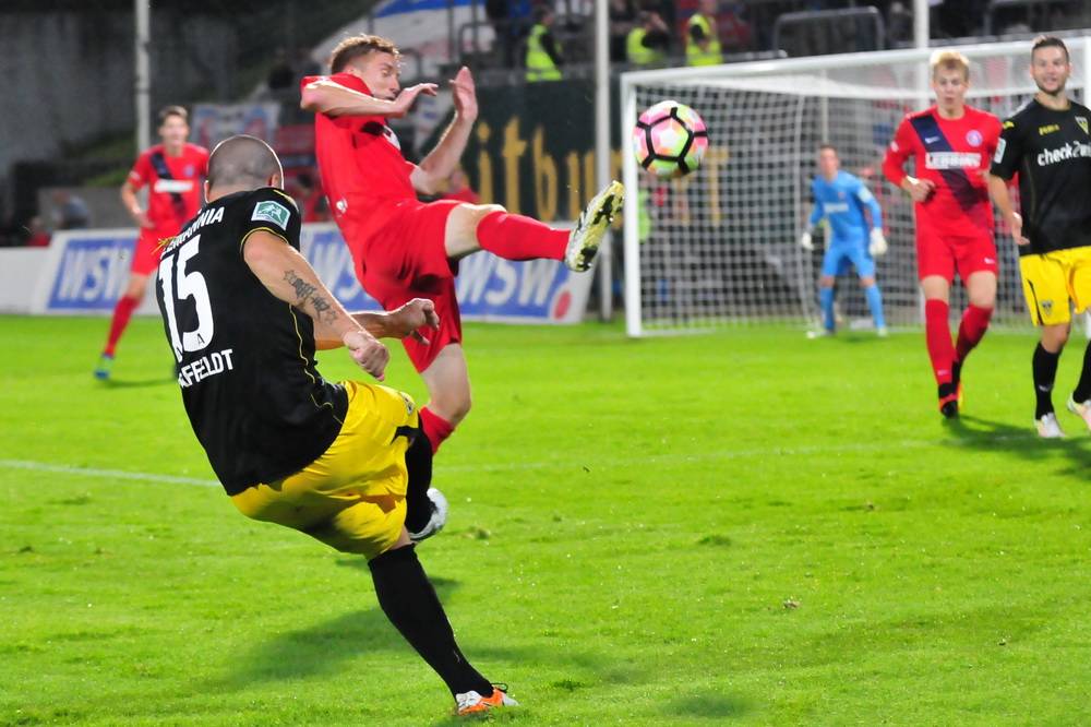  Kampf um jeden Ball. 