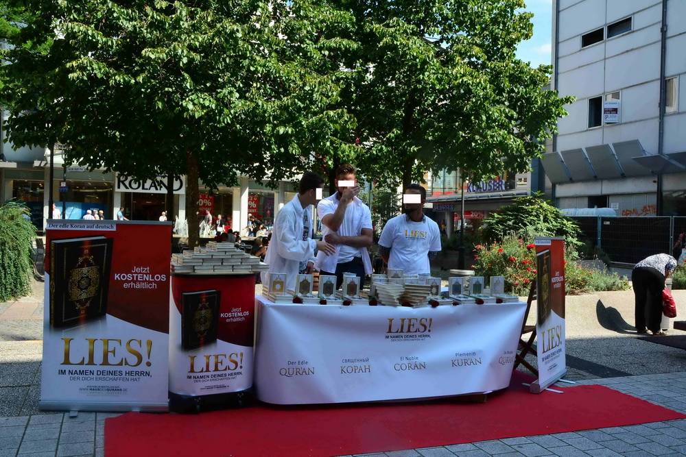  Ein Werbestand der inwischen verbotenen Vereinigug im Jahr 2015 in der Elberfelder City. 