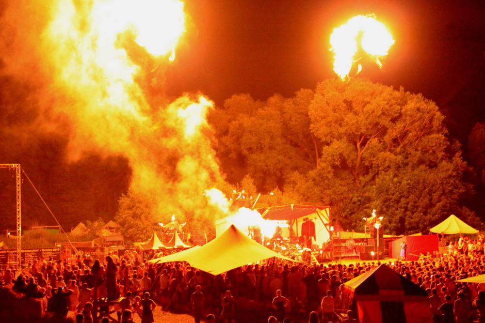 Kampfkünste, Gaukelei und Livemusik