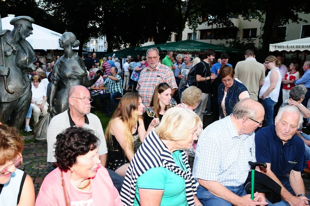  Das Ronsdorfer Bandwirkerpaar erfreut sich an der weinseligen Atmosphäre. 