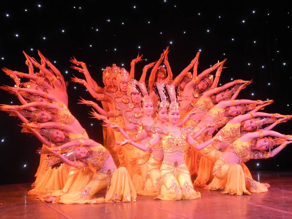 Der „Tanz des 1000-händigen Bodhisattva“ ist einer der tänzerischen Höhepunkte der Revue. 
