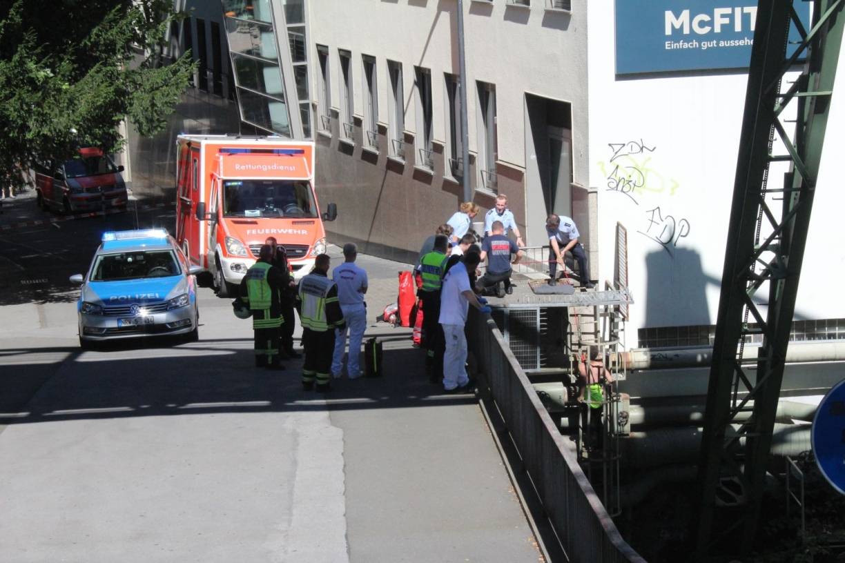  Das Ende naht: Der Mann klettert hoch und wird festgemommen. 