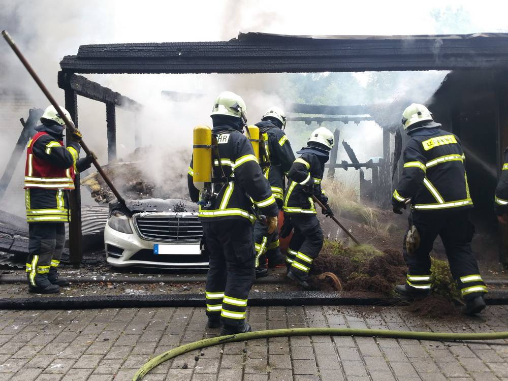 Carport und Mercedes in Flammen
