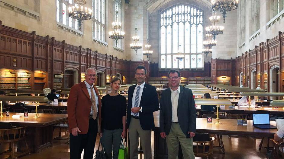 Bibliotheksdirektor Bob Houbeck (li.) zeigte Dr. Hella Ahrends, Prof. Dr. Lambert T....