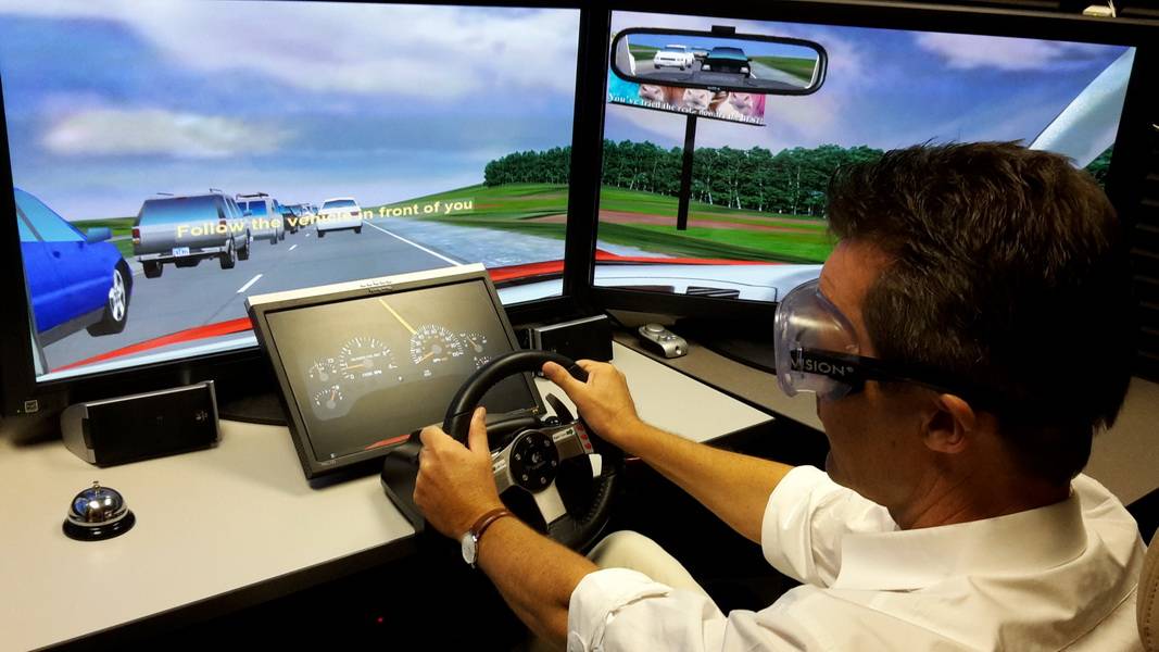  Prof. Koch im Fahrsimulator des Psychologie-Departements der Florida State University. 