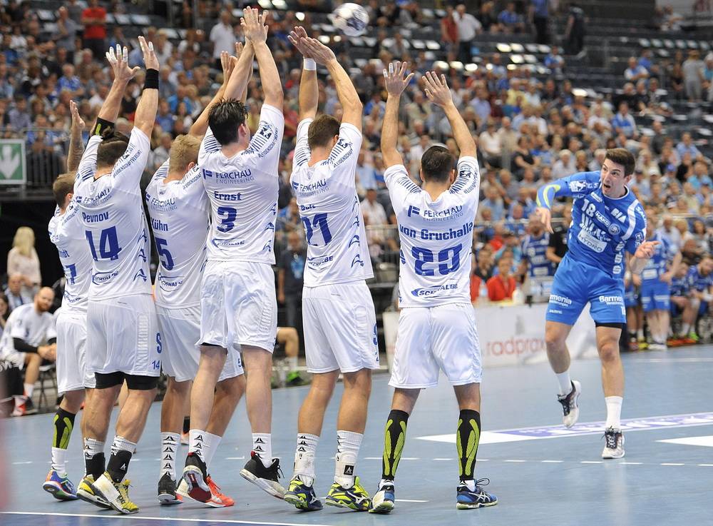  Gummersbach war für den BHC am Sonntag eine Nummer zu groß — nicht nur hier beim Freiwurf für Alexander Hermann. 