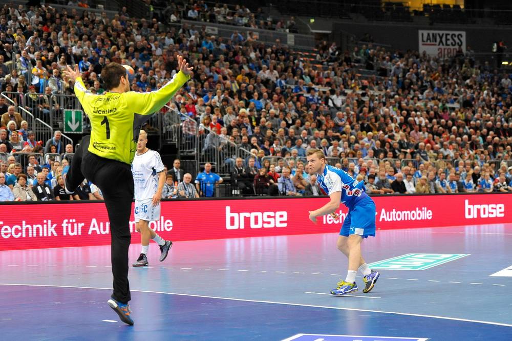  BHC-Rechtsaußen Arnor Gunnarsson vor zwei Jahren im Duell mit Europameister Carsten Lichtlein beim Bergischen Derby in der (Kölner) Arena. Morgen gibt es um 15 Uhr die Neuauflage an derselben Stelle. 