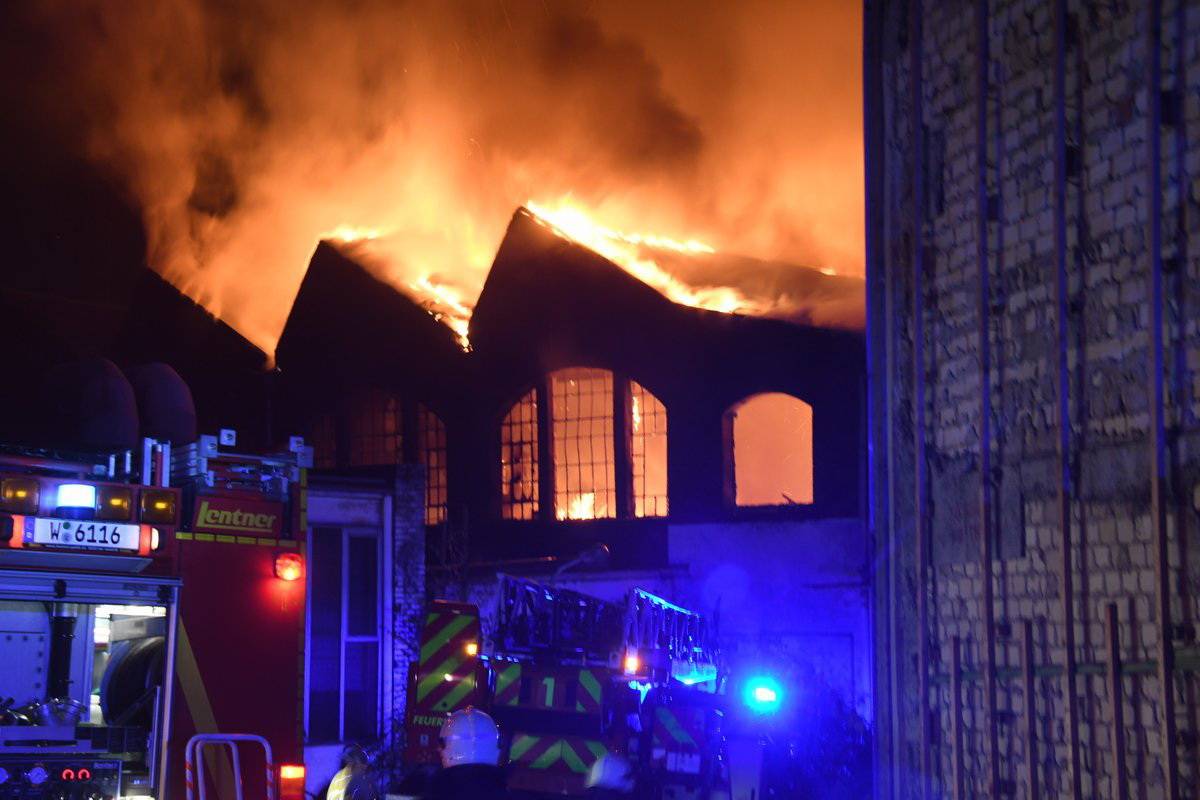 Fabrikhalle steht in Flammen