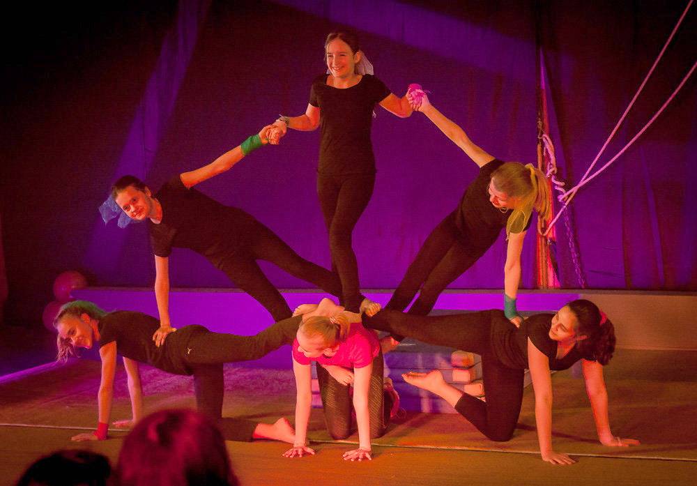  Um 12 und um 15 Uhr zeigen die jungen Artisten des „Zirkus Fly Up!“ am Sonntag, den 2. Oktober, ihr Können. 