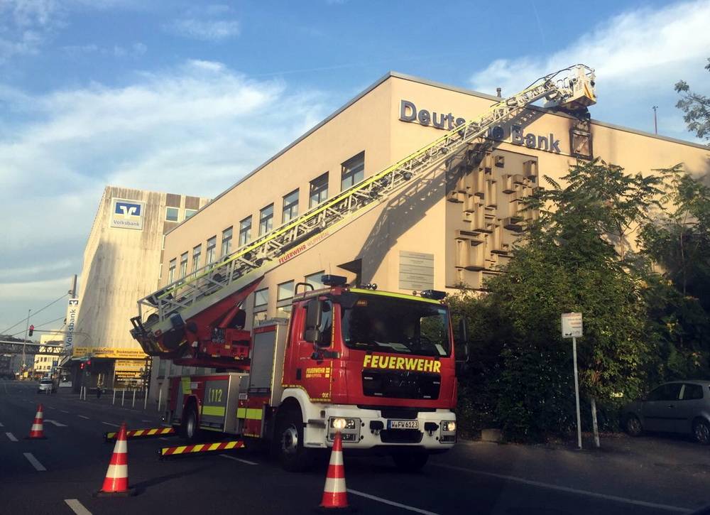 Deutsche-Bank-Logo abgebrannt
