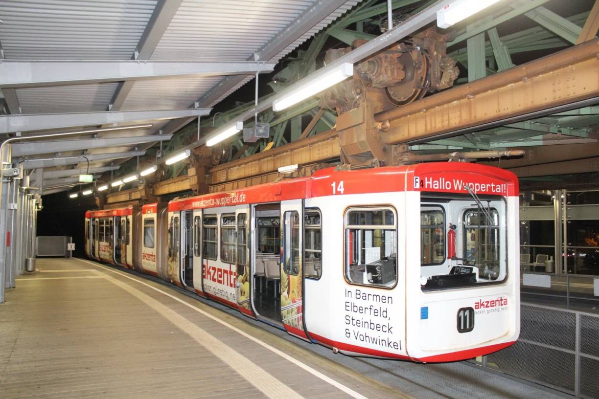 Schwebebahn steht drei Mal still