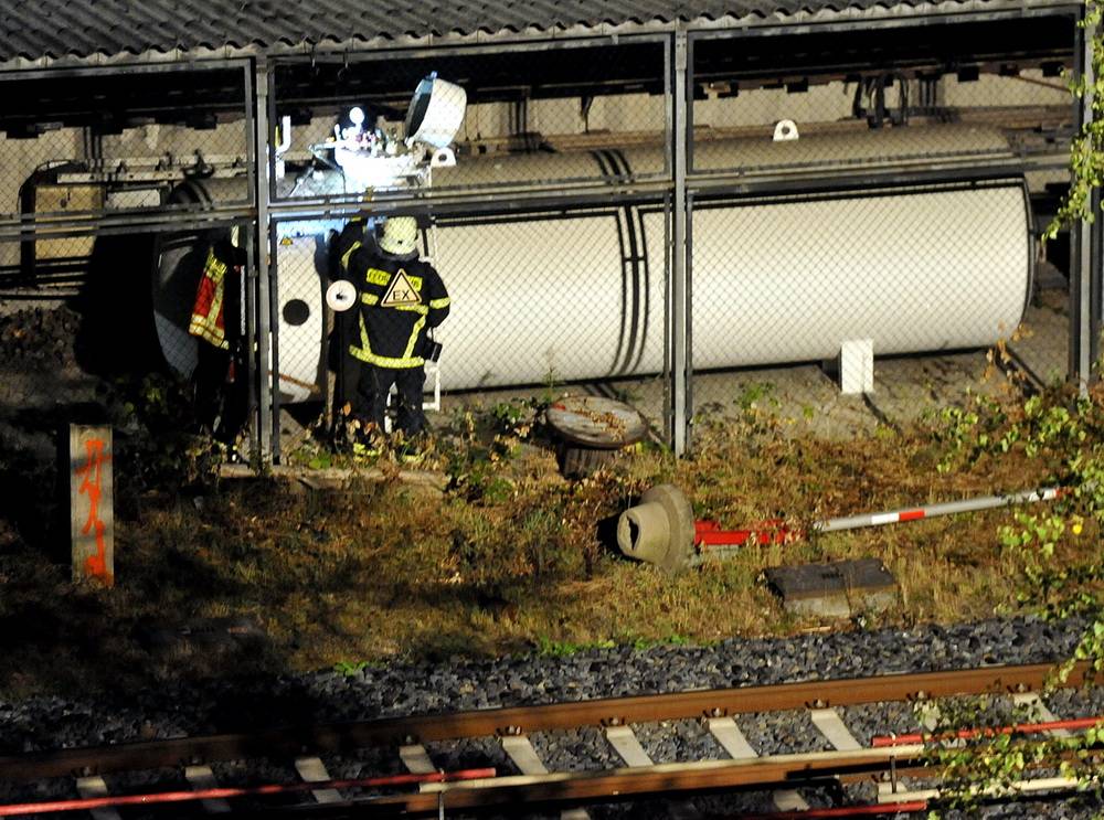  Die Einsatzkräfte auf der Suche nach dem Leck. 